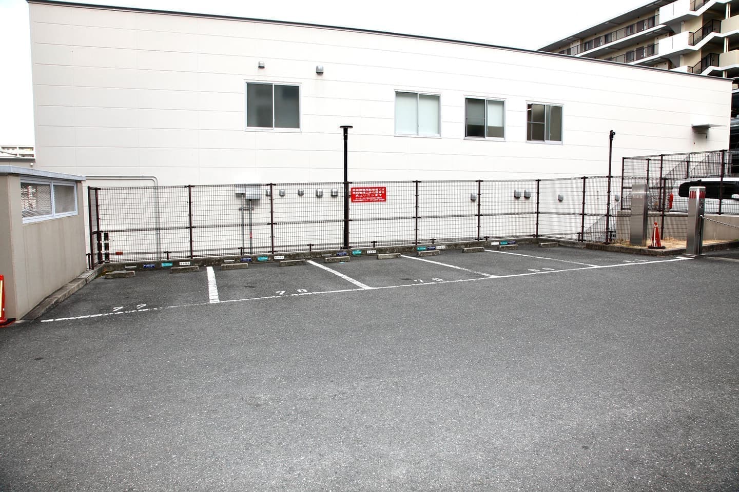 医療法人瞭彩会さかもと眼科：駐車場（共同）５台分｜奈良市